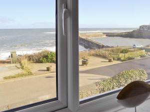 ein Fenster mit Blick auf das Meer in der Unterkunft Craster View in Craster
