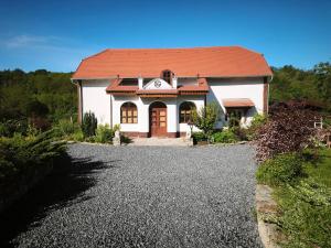 a white house with a red roof and a driveway at Zalanka in Zalaköveskút