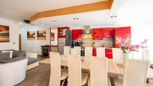 a kitchen and dining room with a table and chairs at Ferienwohnung Vulkaneifel in Daun