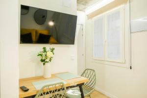 a small dining room with a table and chairs at BM Apartamentos in Ribadesella