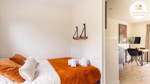 a bedroom with a bed with towels on it at Tiny House with decking | 2 persons in Gasselte