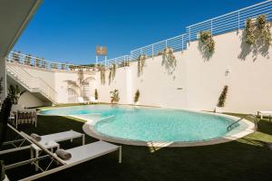 a large swimming pool on the side of a building at ARBORIS BELLI Hotel in Alberobello