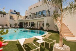 a villa with a swimming pool and a house at ARBORIS BELLI Hotel in Alberobello