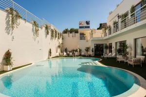 a swimming pool in the middle of a building at ARBORIS BELLI Hotel in Alberobello