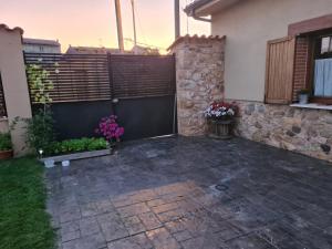 a patio with a fence and flowers in a yard at Las Fonderas in Cuadros