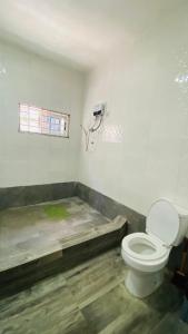 a bathroom with a toilet in a room at Simon donkor 2 in Kumasi