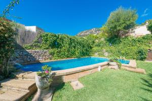 una piscina en el patio de una casa en Ca Hado Xucla, en Valldemossa