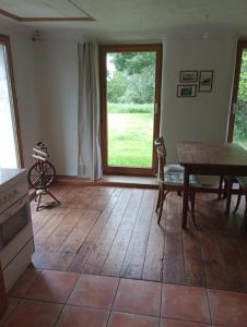 a living room with a wooden floor and a table at Ferienhaus Lehmhaus in Häven