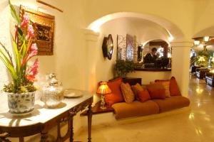 uma sala de estar com um sofá e uma mesa em Antara Hotel & Suites - Miraflores em Lima