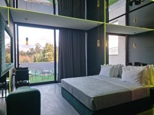 ein Schlafzimmer mit einem Bett und einem großen Fenster in der Unterkunft Motel Século in Lousada + 9 Fotos