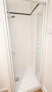 a shower with a glass door in a bathroom at Parc Exposition, Zénith, Stade Sotteville Rouen - Linge & Ménage Inclus in Sotteville-lès-Rouen +3 photos