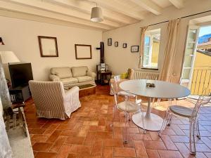 a living room with a table and a couch at Casa del lago in Menaggio