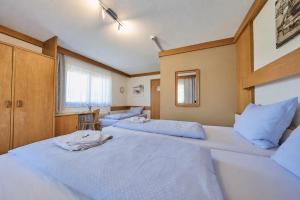 two large beds in a room with at Pension Sonnwend - inklusive Gästekarte in Fieberbrunn