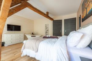 a bedroom with a bed and a bathroom with a tub at Le Moulin de mes garçons in Alby