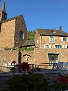 ein großes Backsteingebäude mit einem Turm und einer Uhr in der Unterkunft Hotel am Hafen in Cochem + 69 Fotos