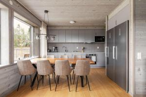 a kitchen with a wooden table and chairs at Funäsdalshöjden - Funäsdalen in Funäsdalen +38 photos