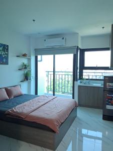 a bedroom with a large bed with a large window at Homestay Vân Canh Hà Nội in Ðại Tự
