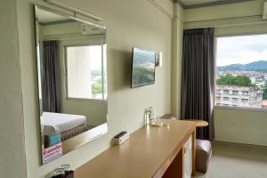 a hotel room with a sink and a mirror at Yala Rama Hotel in Sathani Yala