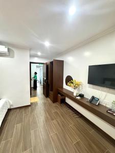a living room with a flat screen tv on a wall at Khách sạn SOLAR HOTEL in Phúc Trì +25 photos