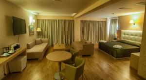 a hotel room with a bed and a table at Arty Grand Hotel in Olympia