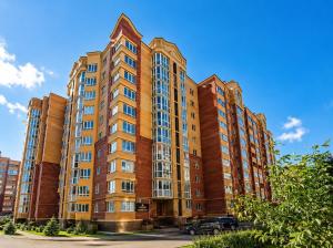a large brick building with many windows at Апартаменти 2-кім Тарнавського in Ternopil