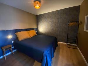 a bedroom with a blue bed in a room at B&B Historia in Melderslo