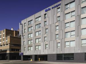 a building with the hotel sucker sign on it at Ibis Budget Málaga Centro in Málaga