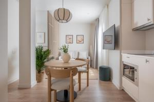 a kitchen and dining room with a table and chairs at Líbere Seville Triana in Seville