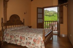 A bed or beds in a room at Posada Sobrevilla