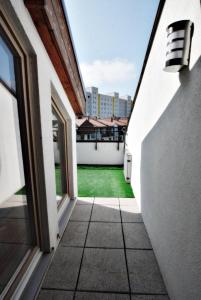 an empty corridor of a building with green grass at Apartamenty Rondo in Świnoujście