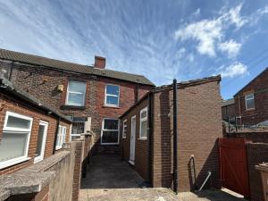 a row of brick houses next to each other at SPACIOUS 3 BEDROOM HOUSE WITH FREE STREET PARKING and WIFI IDEAL FOR CONTRACTORS by NORTH WEST ACCOMMODATION in Saint Helens