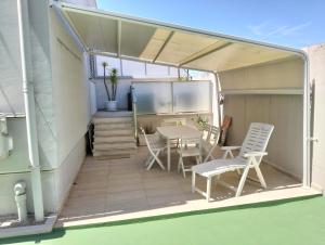 a small balcony with a table and chairs at Willys House Barletta in Barletta