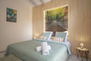 a bedroom with a bed with a painting on the wall at La Villa de Solange - Canope in La Trinité