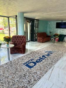 ein Wohnzimmer mit Sofa und Teppich in der Unterkunft Hotel Delfin in Mamaia