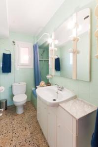 プラヤ・デ・シェラコにあるApartamento Abacoのバスルーム(白い洗面台、トイレ付)