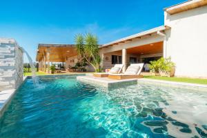 a swimming pool in the backyard of a house at Casa de Campo Mimosa Flor Refugio Exclusivo Proximo Cataratas e Aeroporto IGU Piscina Privativa 12 Hóspedes in Foz do Iguaçu