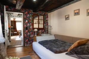 a living room with a couch and a mirror at Ferienwohnung Meise in Sundern