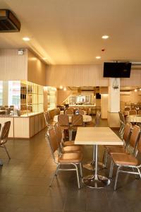 a restaurant with a table and chairs and a cafeteria at Yala Rama Hotel in Sathani Yala