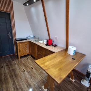 ein Zimmer mit einem Holztisch in einem Zimmer in der Unterkunft Silent A-FRAME in Brăteşti