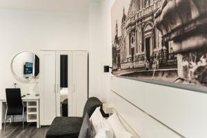 a white room with a desk and a mirror at Aulino House in Catania