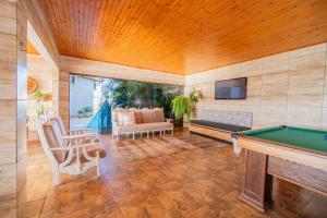 a living room with a pool table and a couch at Casa de Campo Mimosa Flor Refugio Exclusivo Proximo Cataratas e Aeroporto IGU Piscina Privativa 12 Hóspedes in Foz do Iguaçu