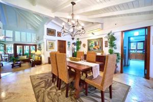 a dining room with a table and chairs at Las Margaritas, Casa de Campo in La Romana