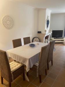 a dining room with a table and chairs at Casa Lesarlo - T3 luxury, garden, pool - Praia D'El Rey in Casal da Lagoa Seca