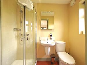 a bathroom with a toilet and a sink and a shower at 3 Bed in Lambourn oc-w42717 in Lambourn