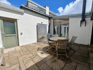 a patio with a table and chairs next to a building at 3 Bed in Lambourn oc-w42717 in Lambourn