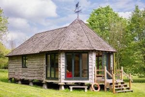 a small cabin in a field with a roof at 1 Bed in Lambourn oc-b42716 in Lambourn