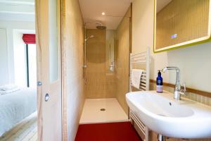 a bathroom with a sink and a shower at 1 Bed in Lambourn oc-b42716 in Lambourn