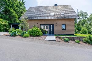 a small house with a pathway leading to the front door at Design-Apartment mit Garten in Langenbach