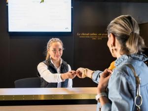 a woman shaking the hand of a woman at Mercure Bords de Loire Saumur in Saumur