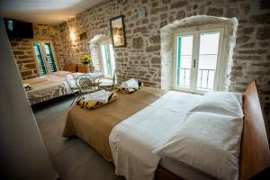 1 dormitorio con 2 camas en una habitación en Old Town Studio, en Šibenik